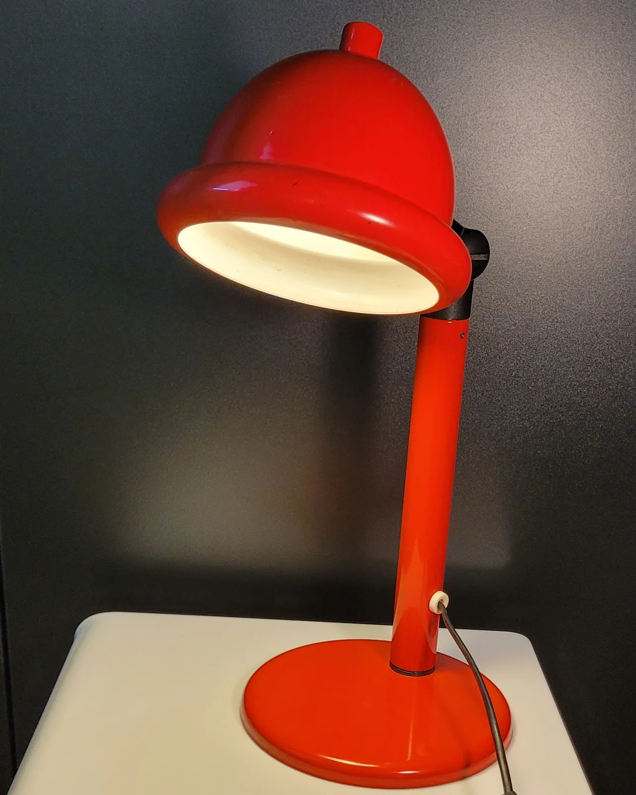 Red GLADER desk lamp (model B103)